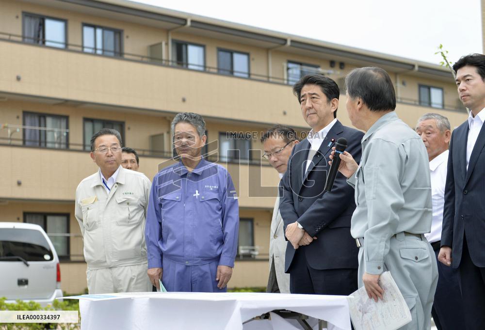 PM Abe visits dwelling complex for disaster victims
