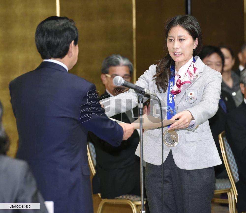 Snowboarder Takeuchi receives prize from gov't