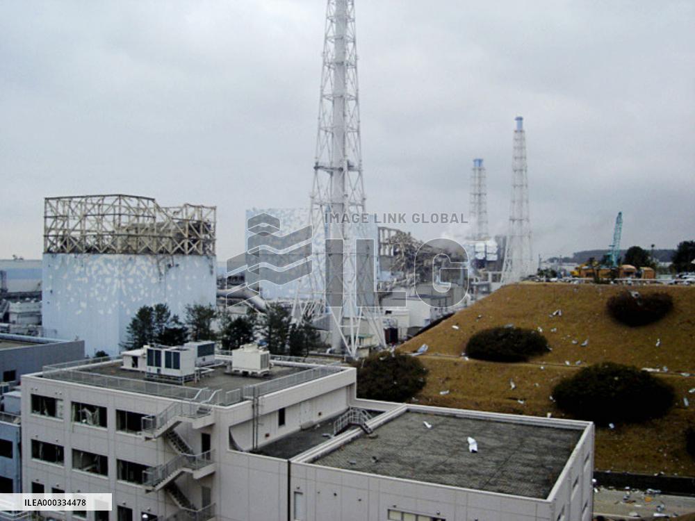 STORY13: 71 workers stay at Fukushima plant, eat canned meat as "last meal"