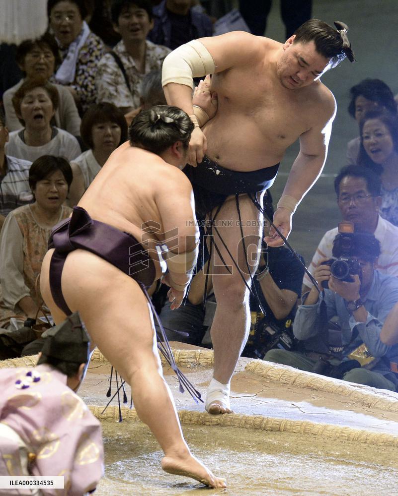 Harumafuji falls to 3rd defeat