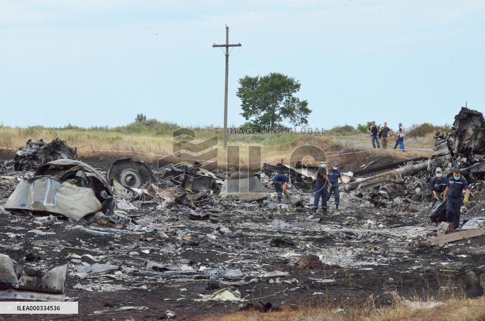 Debris covers crash site of Malaysian airliner in Ukraine