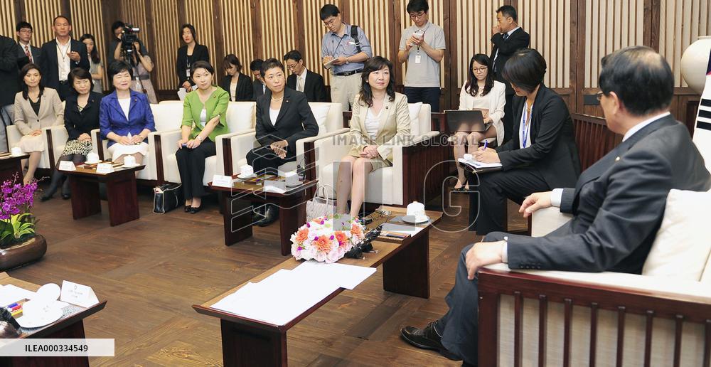 Mazda settles employment suit