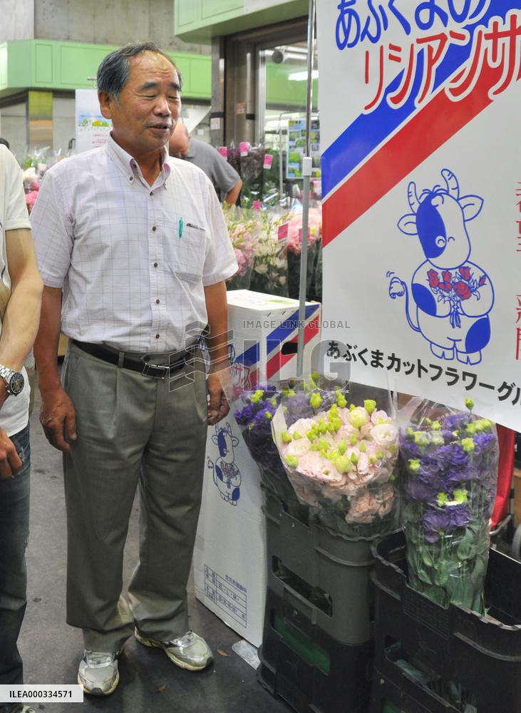 Flowers in Fukushima evacuation zone traded in Tokyo
