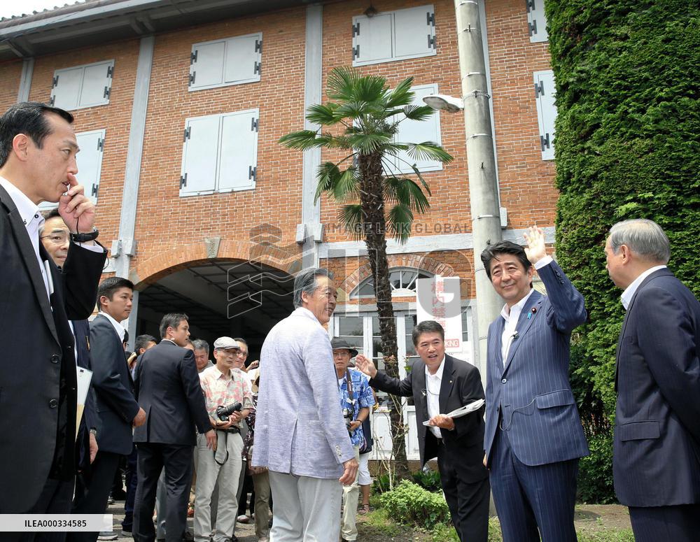 Abe visits UNESCO-registered Tomioka Silk Mill