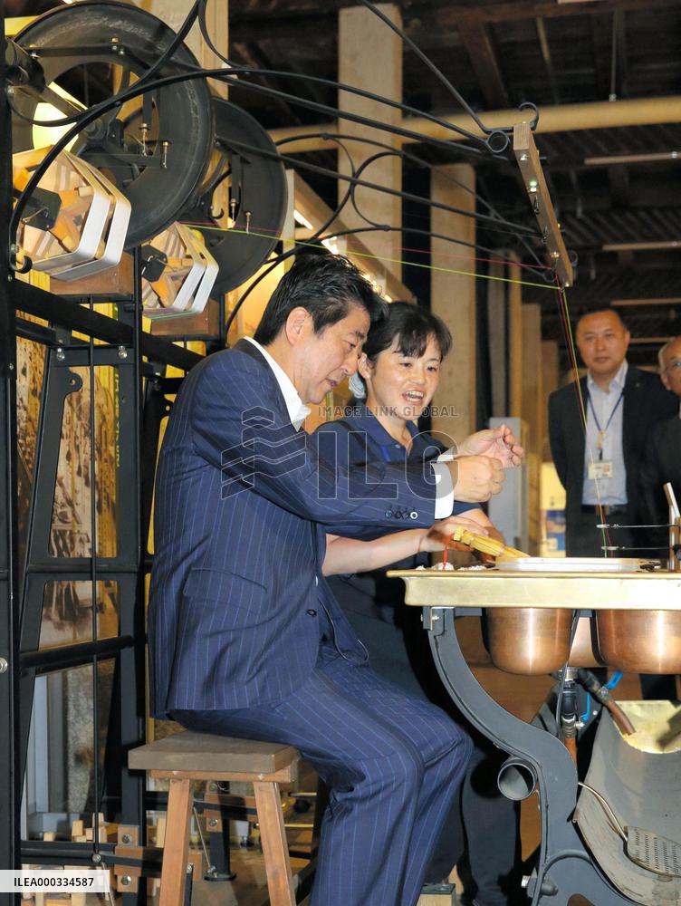 Abe visits UNESCO-registered Tomioka Silk Mill