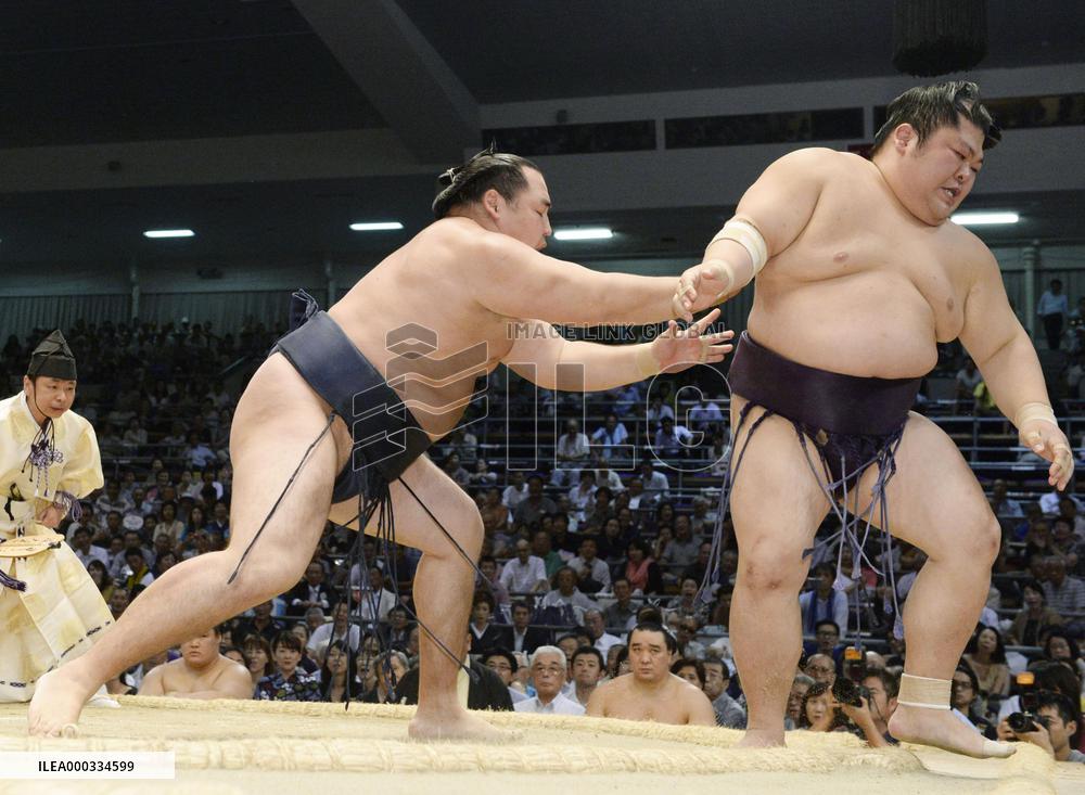 Kakuryu beats Takekaze at Nagoya sumo tournament