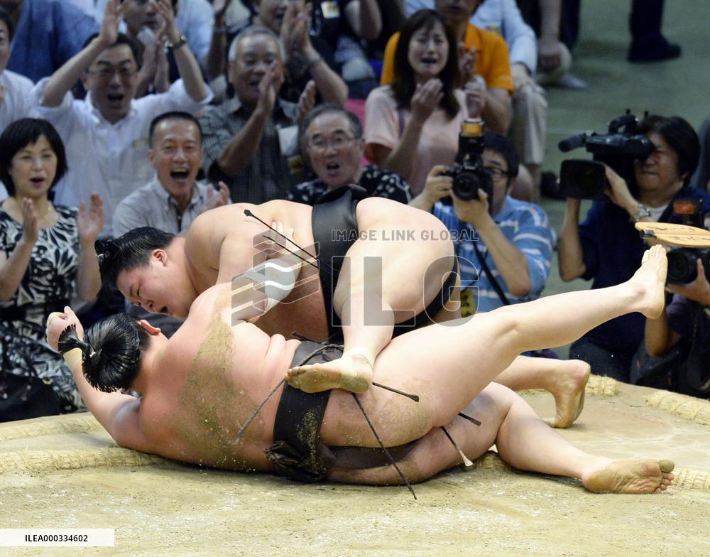 Hakuho suffers 1st loss at Nagoya sumo tournament