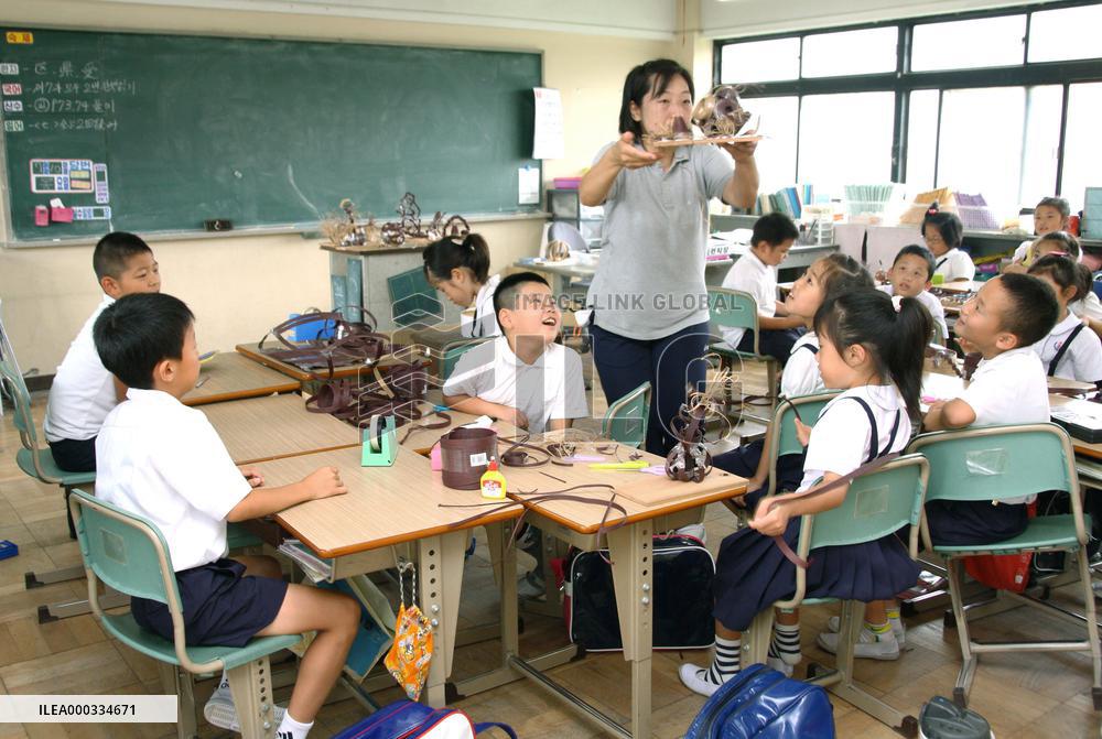 Grade school for "zainichi" Koreans in Osaka