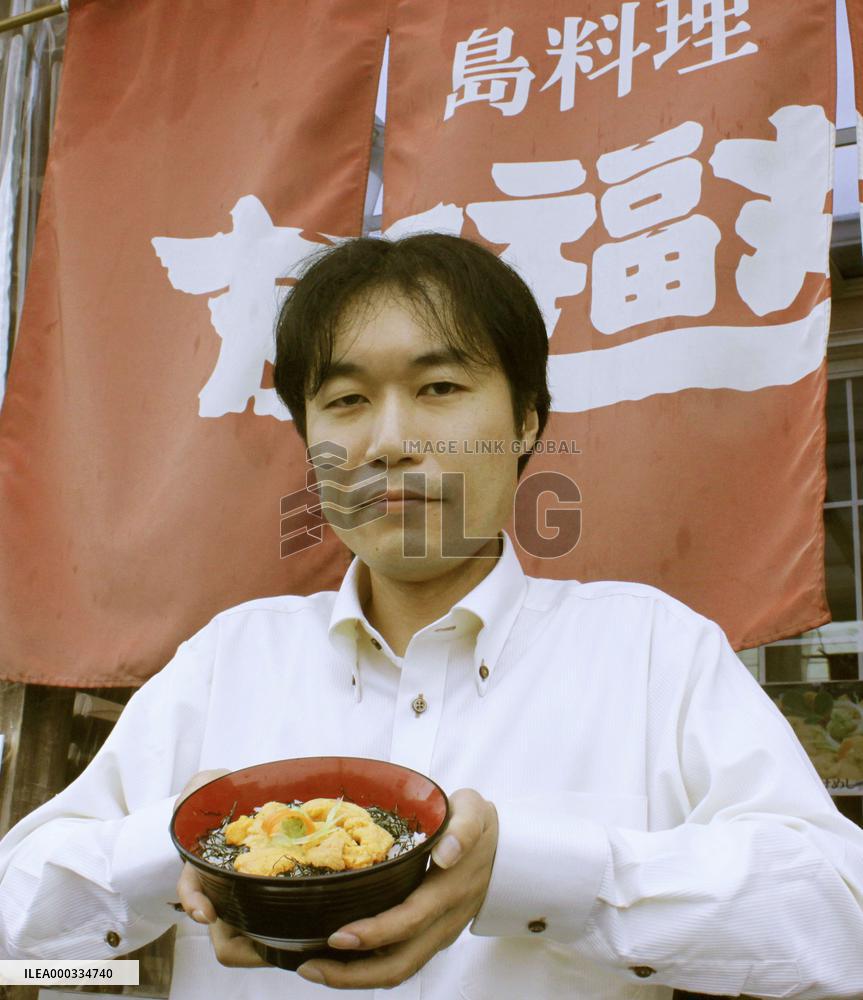 Rice bowl topped with sea urchin popular in Ishinomaki