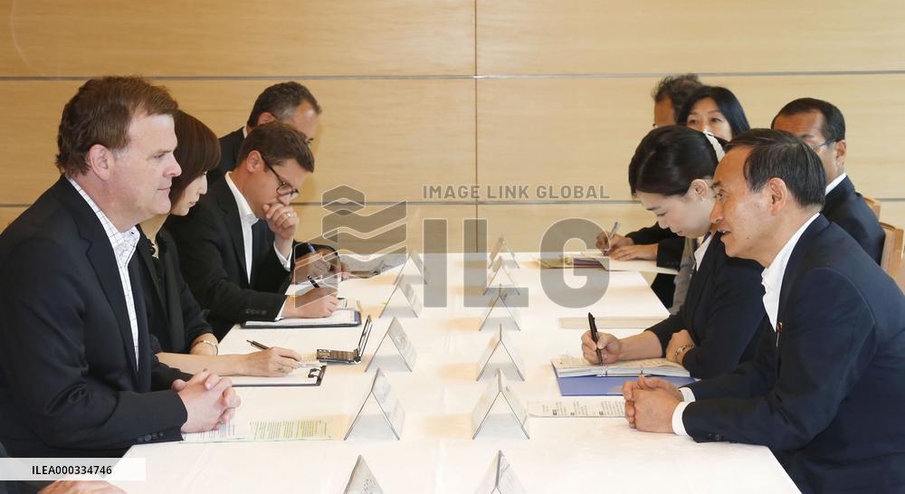 Suga meets with Canadian FM Baird