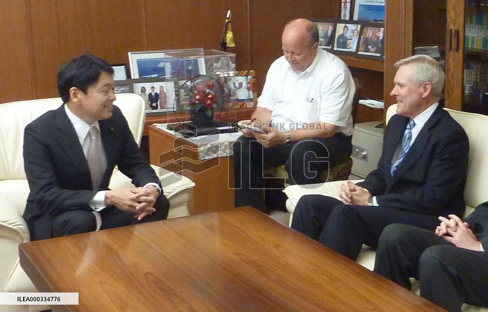 Onodera, U.S. Navy secretary hold talks in Tokyo