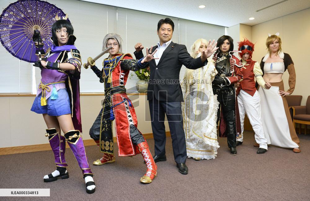 Foreign cosplayers visit Japan ministry before int'l event