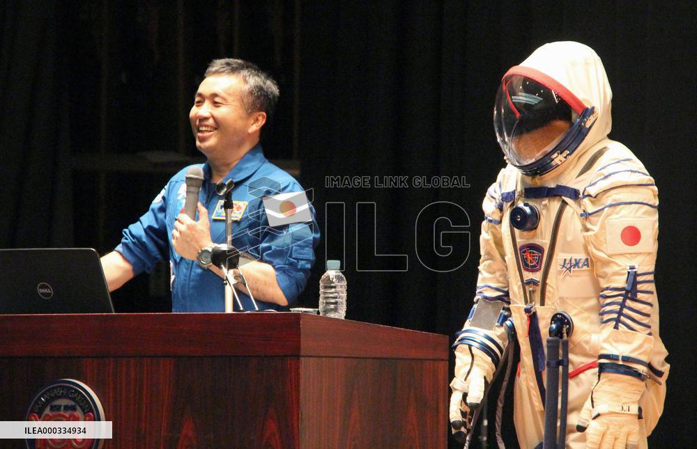 Astronaut Wakata looks back on space mission in lecture