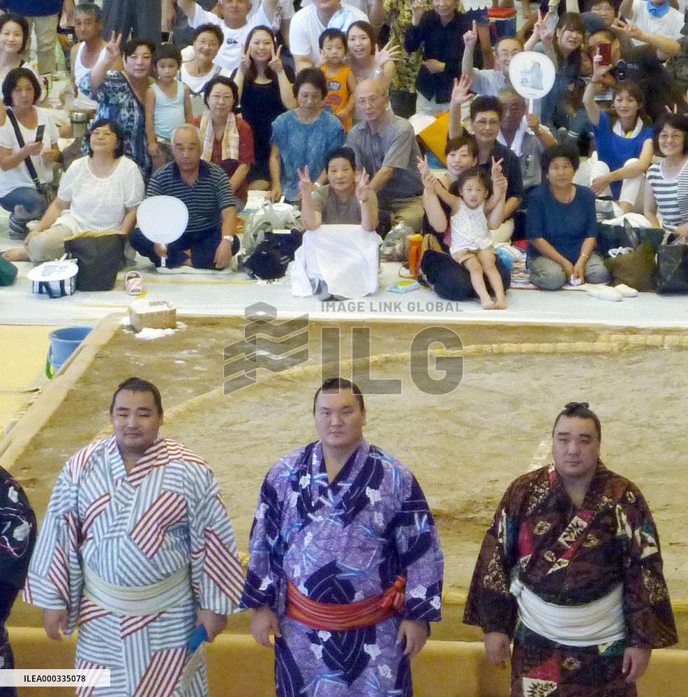 3 sumo grand champions visit quake-hit region