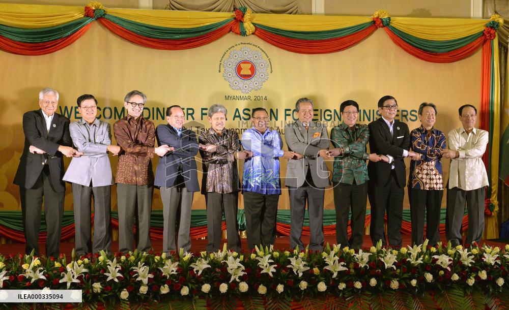 ASEAN foreign ministers attend dinner party