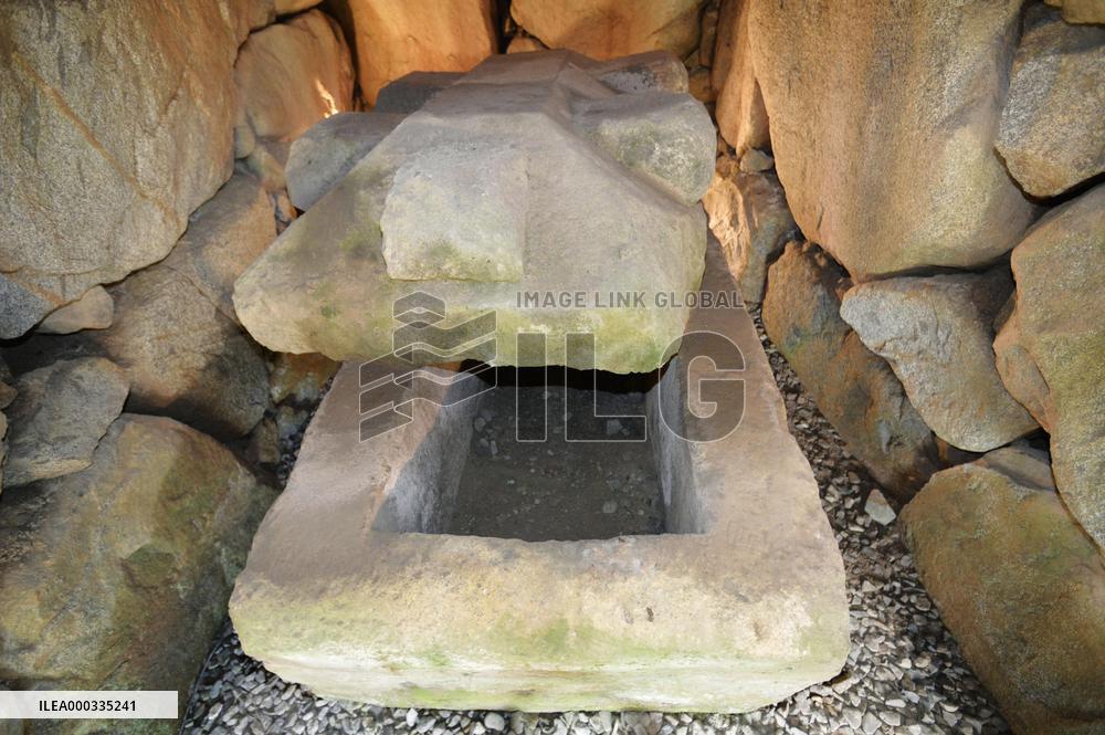 Big stone coffin found in 6th-century tumulus