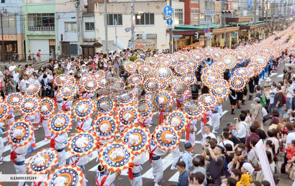 'Umbrella dance' Guinness record set in Japan