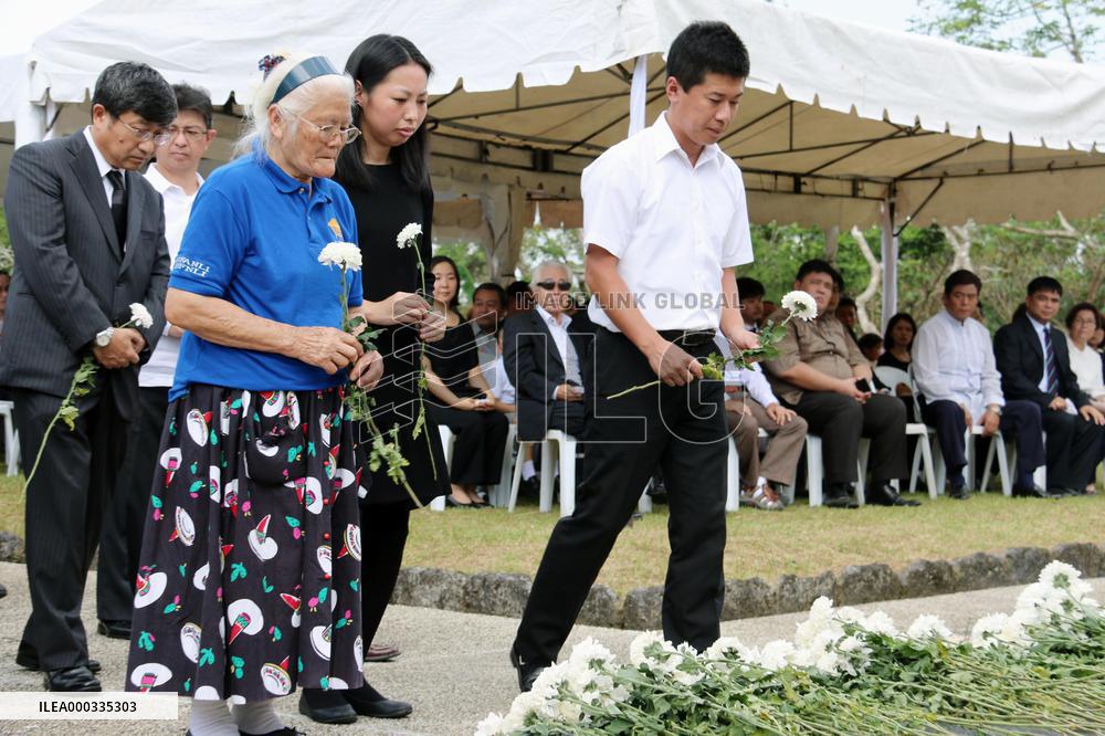 People observe silent prayer at Yasukuni