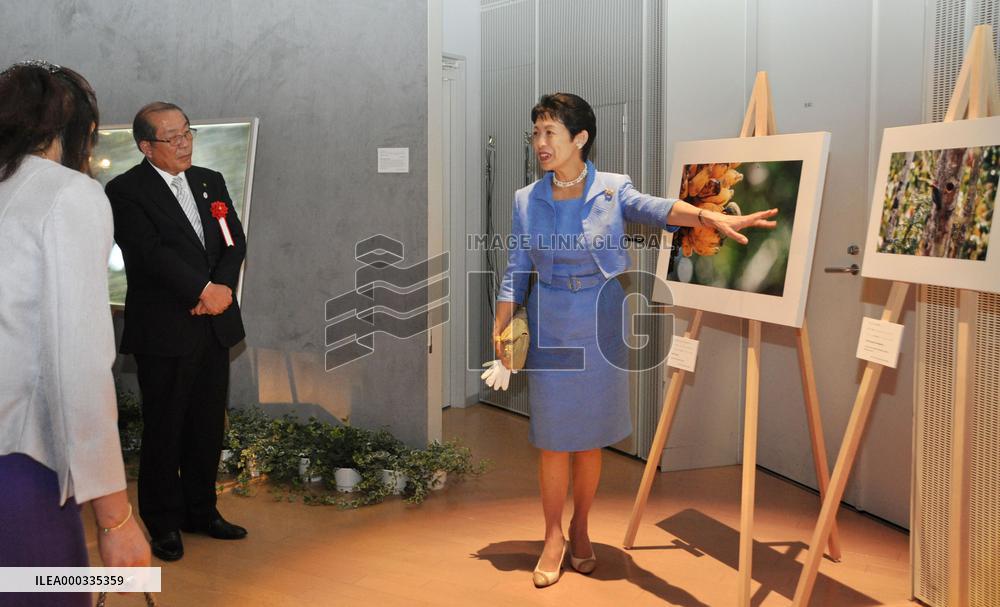 Exhibit of Princess Hisako's bird photos begins in Izumo