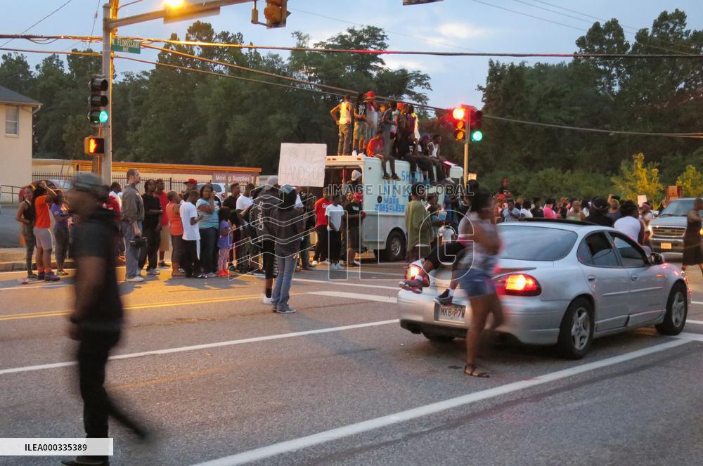 Residents occupy intersection in Ferguson, Mo.