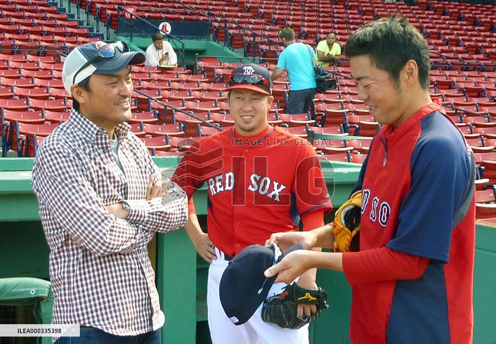 Actor Watanabe visits Boston to meet Japanese players