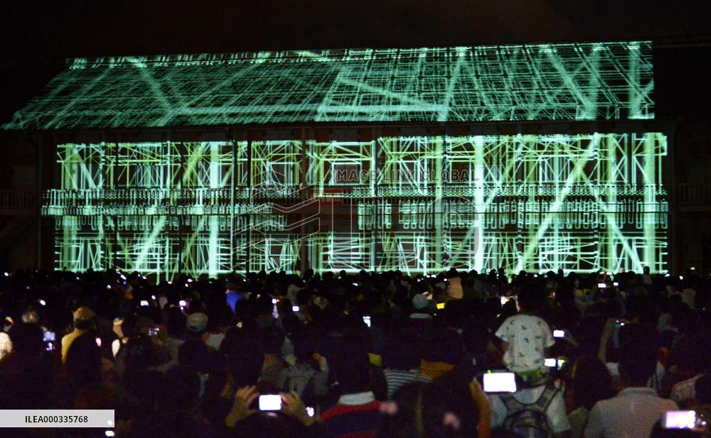 Big crowd watches 3D images of Tomioka Silk Mill on wall