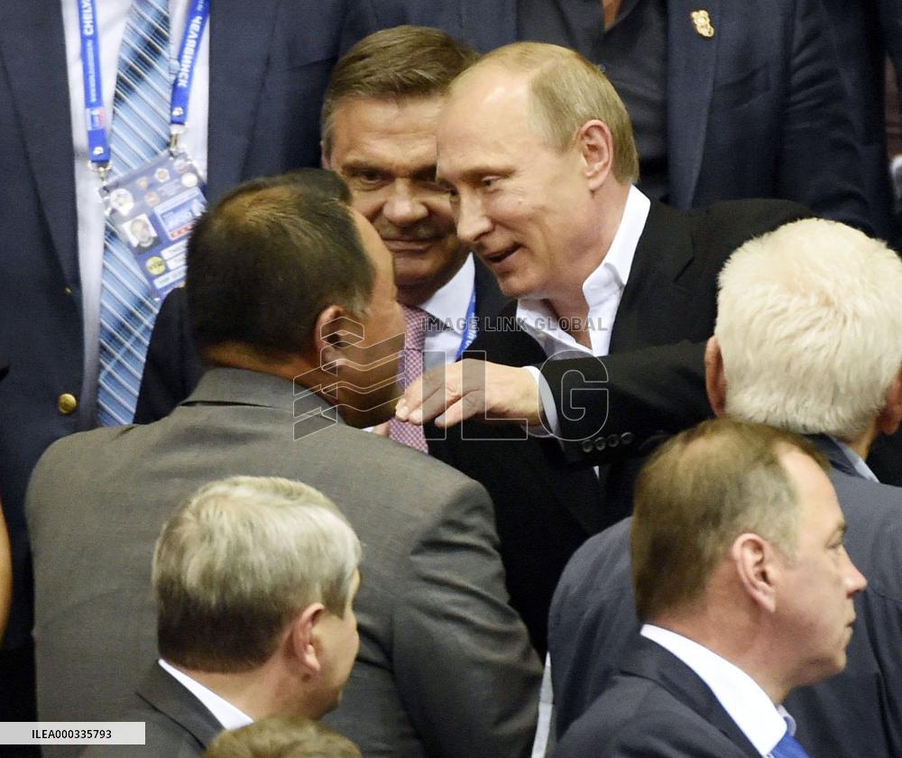 Putin hugs Yamashita at world judo competition