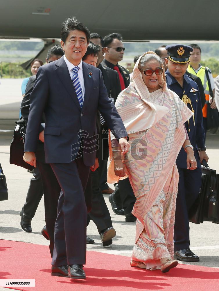 Japan PM Abe arrives in Bangladesh