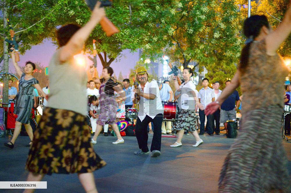 Outdoor group dancing a fad among Chinese middle-aged women