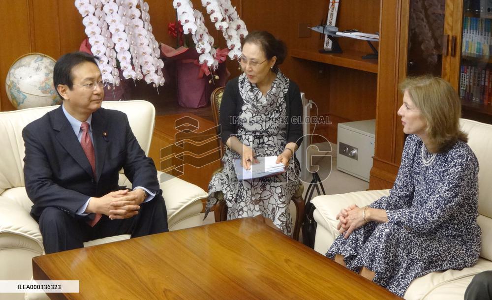 Defense chief, U.S. envoy agree to ease Okinawa's burden