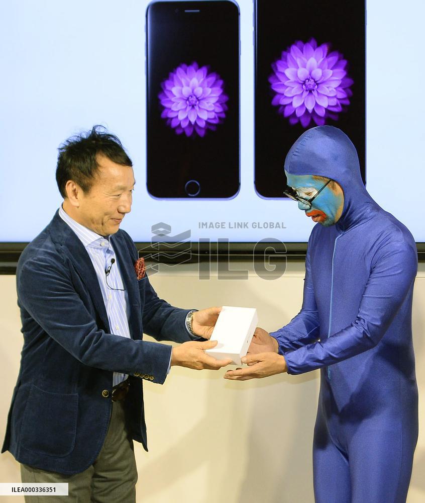 Apple's new iPhone models go on sale in Japan