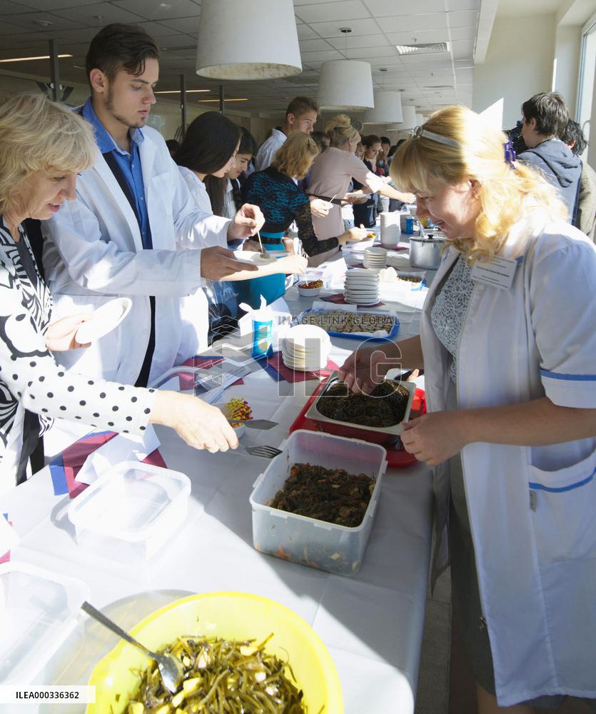 Japanese, Russian researchers hold seaweed-tasting event