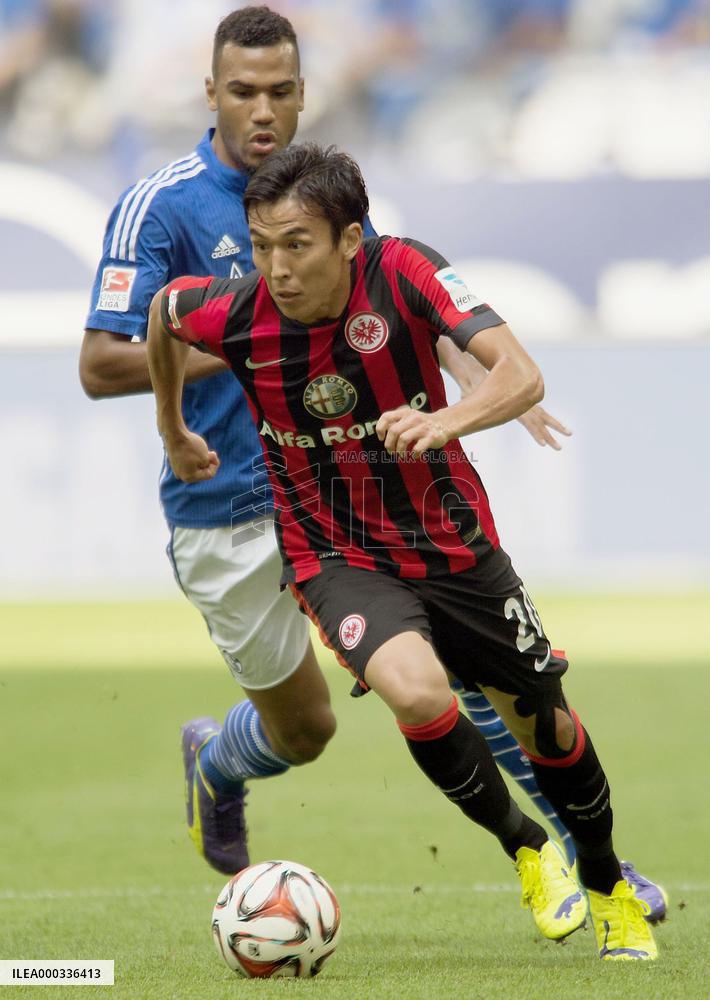 Frankfurt's Hasebe advances with ball in Schalke game