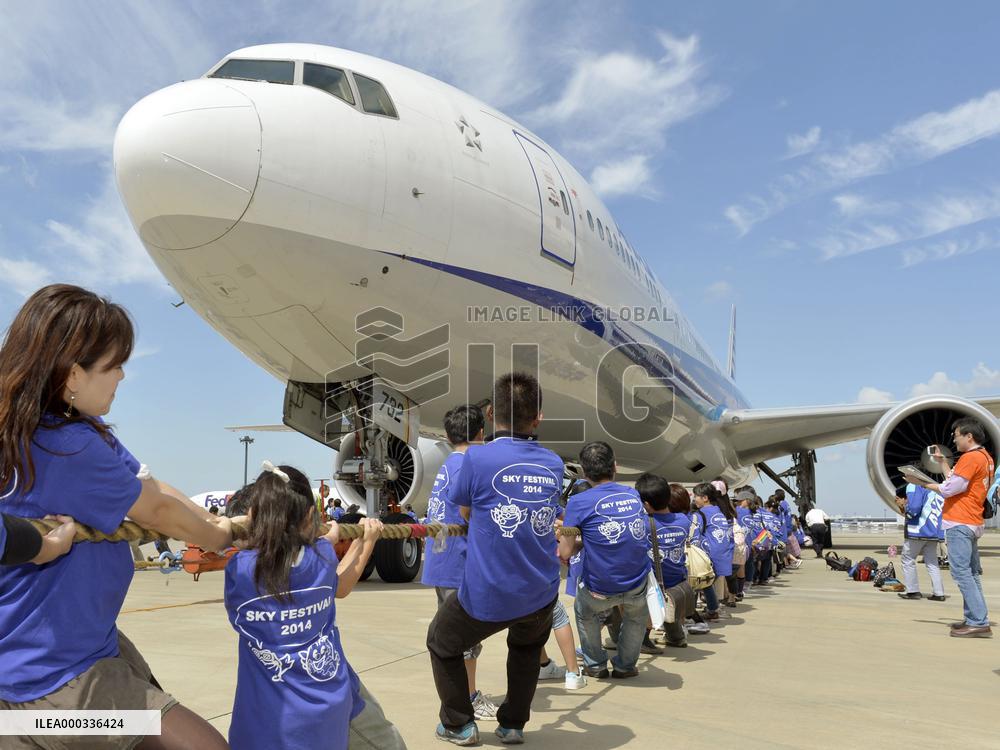 Parents, children haul Boeing 777 to mark 'Sky Day'