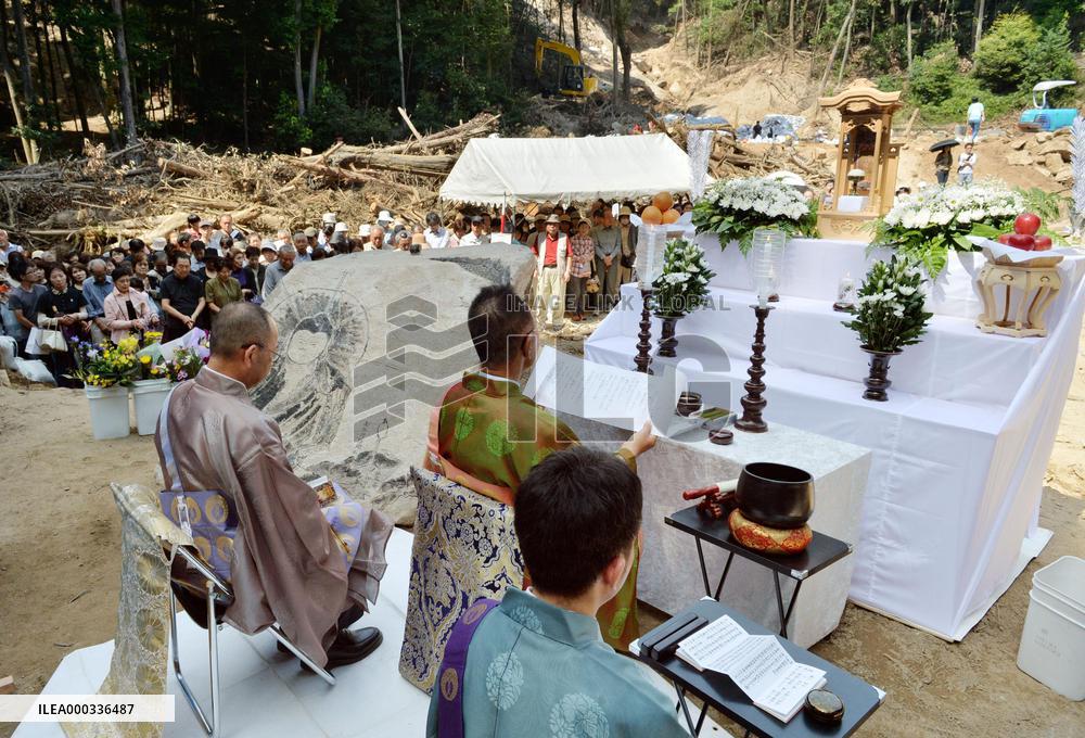 Joint memorial service for landslide victims in Hiroshima