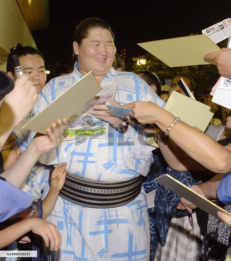 Ichinojo beats grand champion Kakuryu