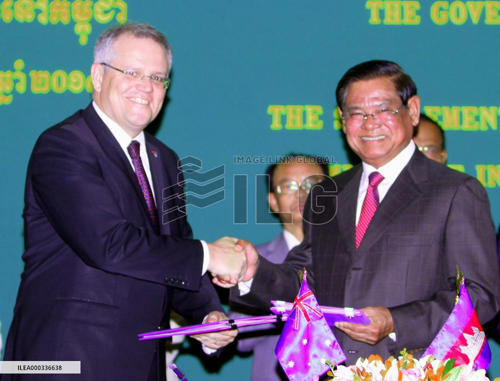 Cambodia signs refugee deal with Australia