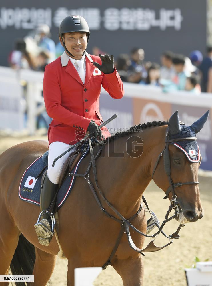 Hirao wins silver in equestrian individual jumping