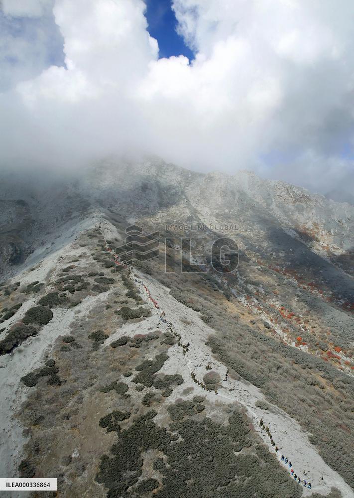 Search efforts continue in Mt. Ontake eruption