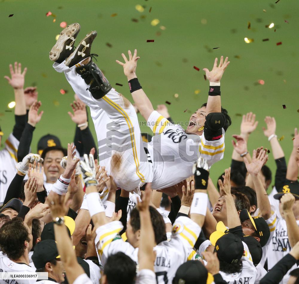 Hawks clinch 18th league title