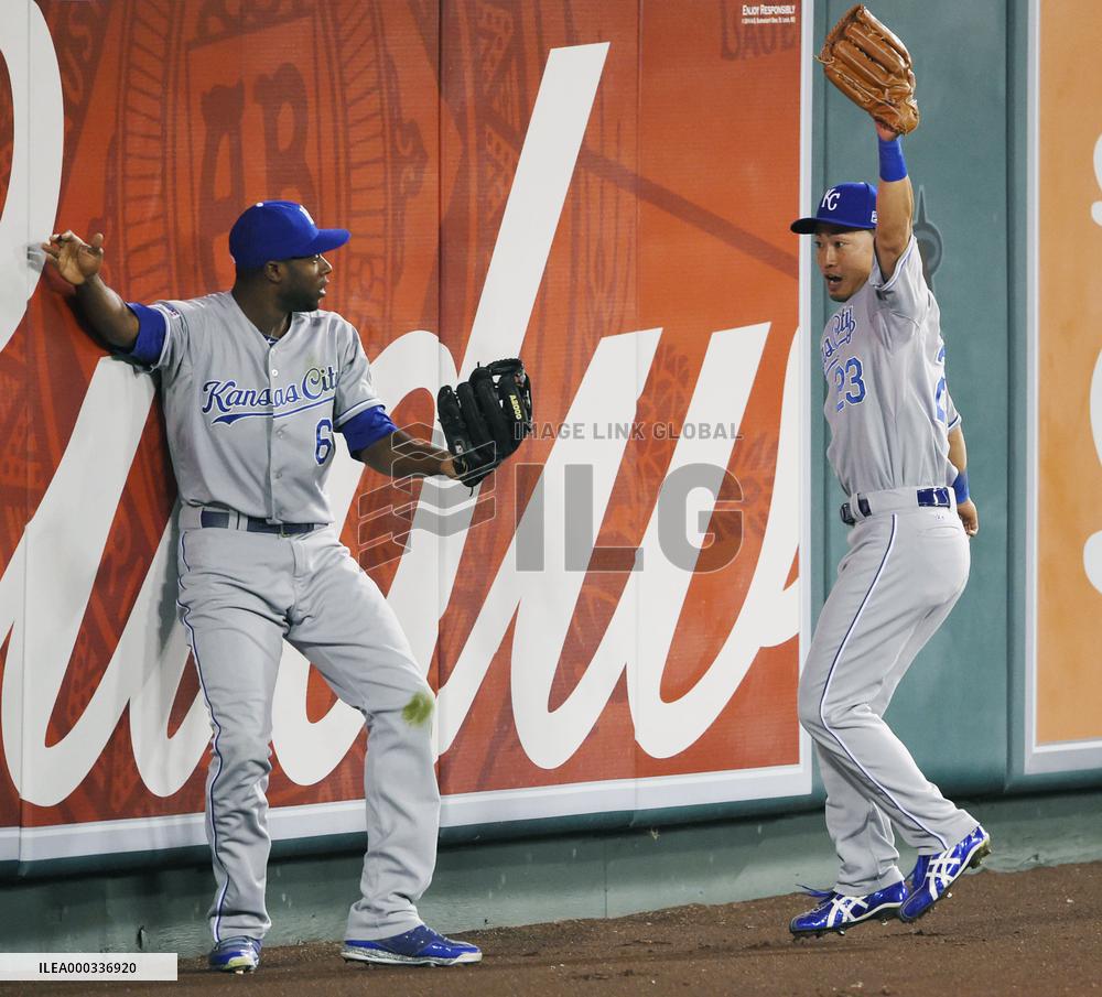 Royals take Game 1 behind stellar defense from Aoki