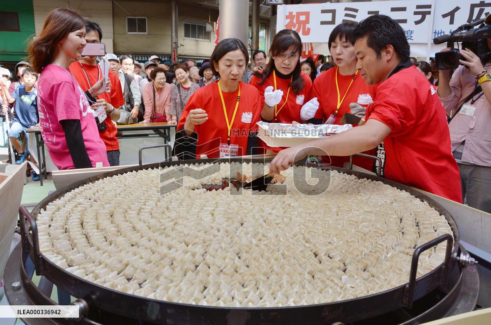 1,000 dumplings cooked on huge iron pan at festival