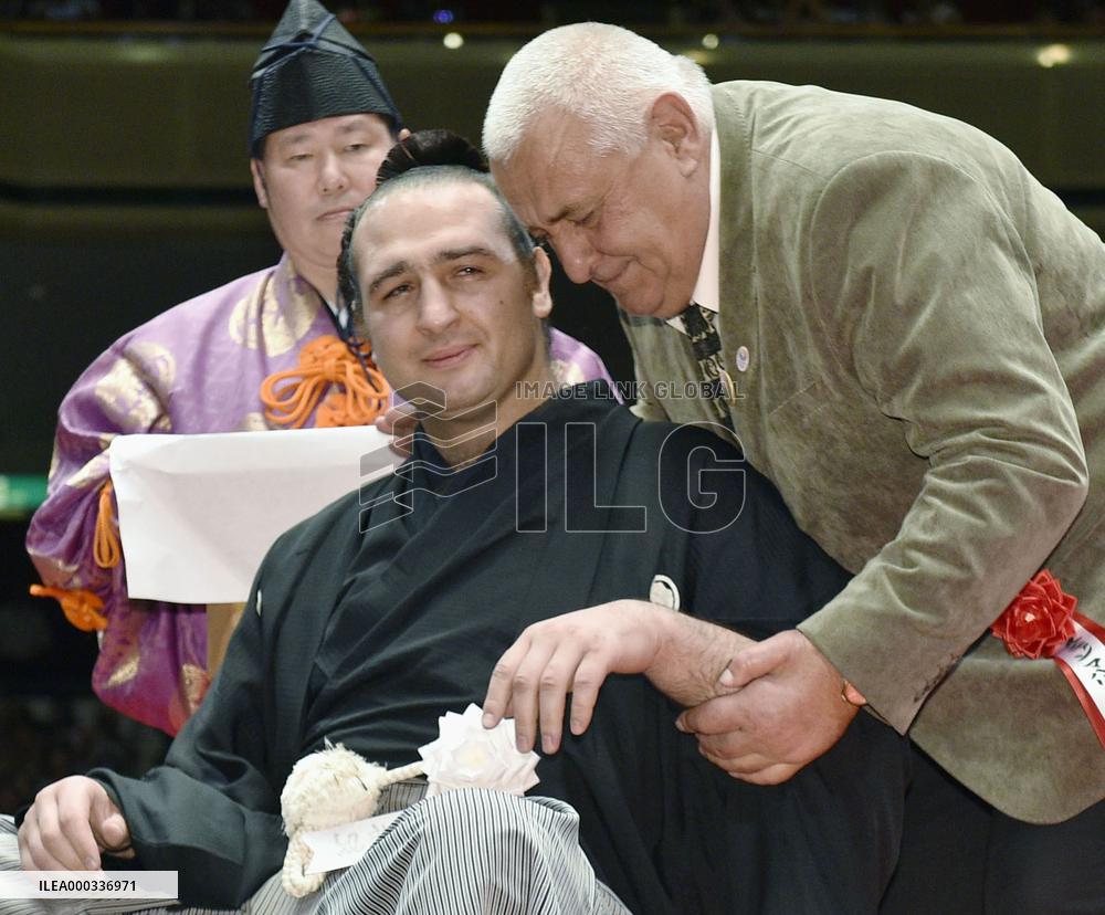 Kotooshu weeps as father talks at retirement ceremony