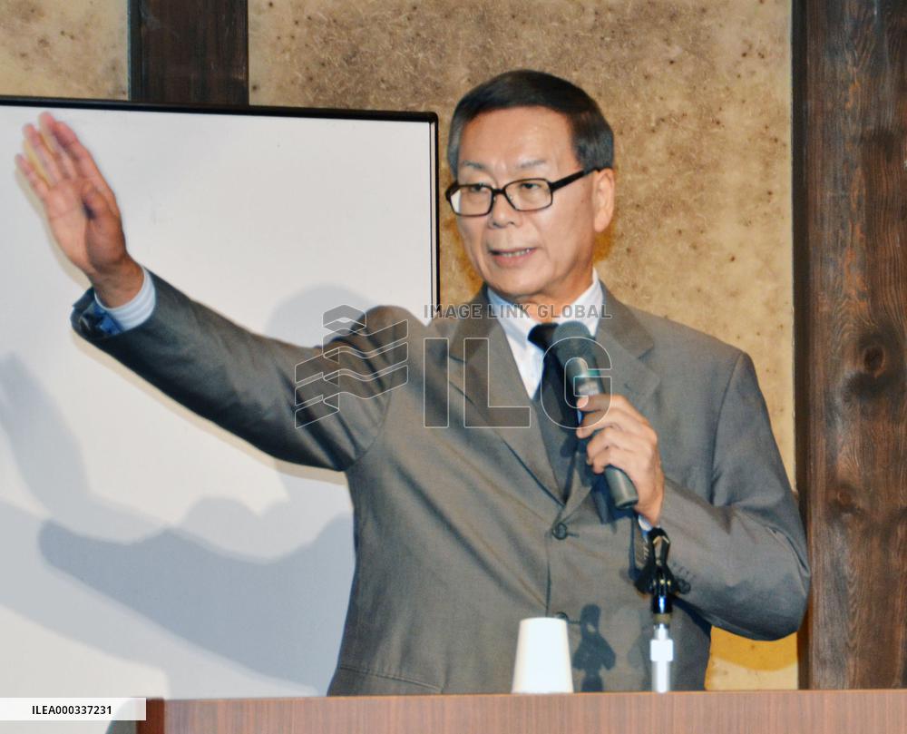 Folklorist Kanzaki addresses forum to promote sake