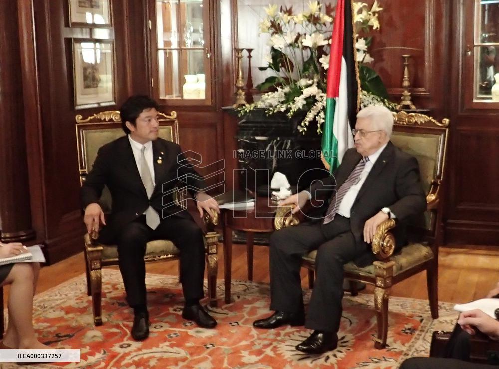 Abbas meets Japan deputy foreign minister in Cairo