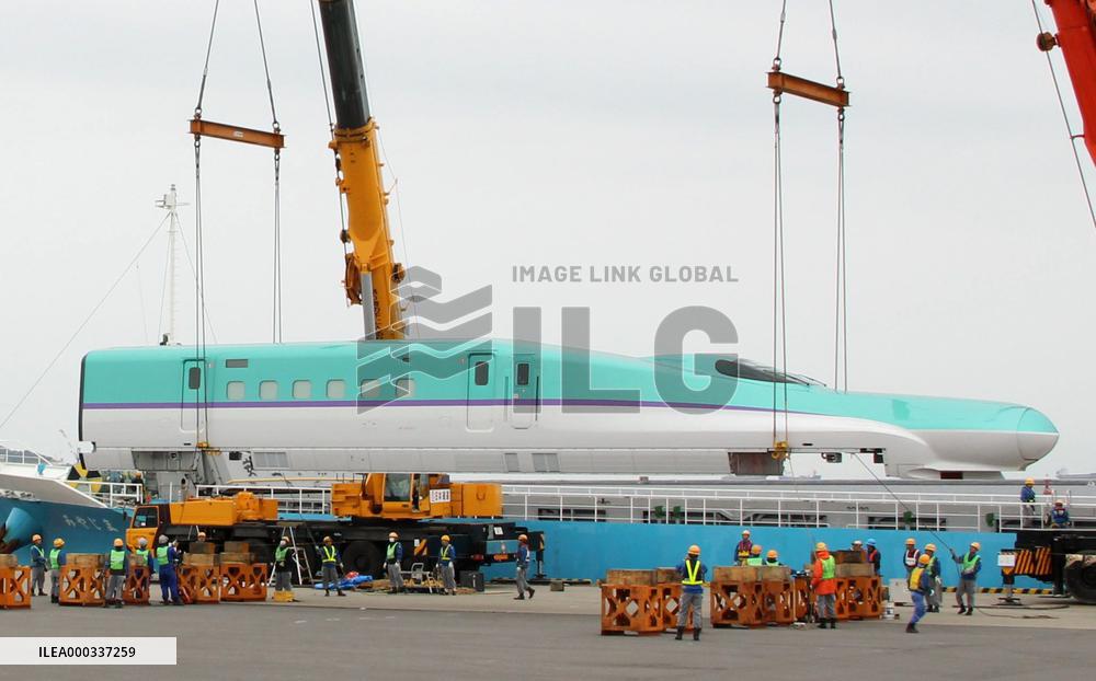 H5 series for Hokkaido shinkansen arrives at Hakodate