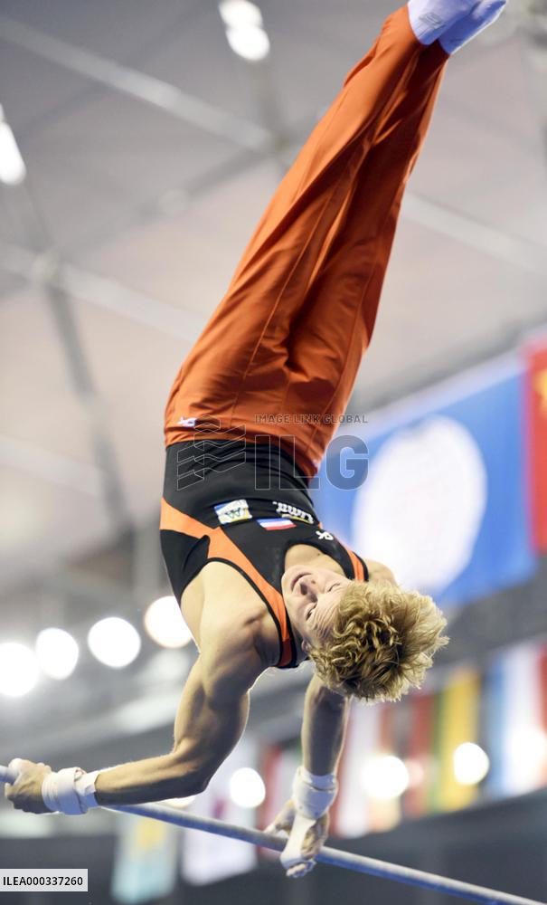 Zonderland wins horizontal bar at world championships