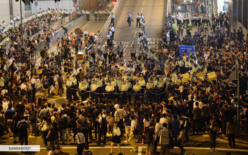 Police, protesters at feud in Hong Kong