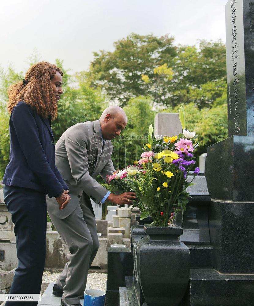 Abebe's son, daughter visit Tsuburaya's grave