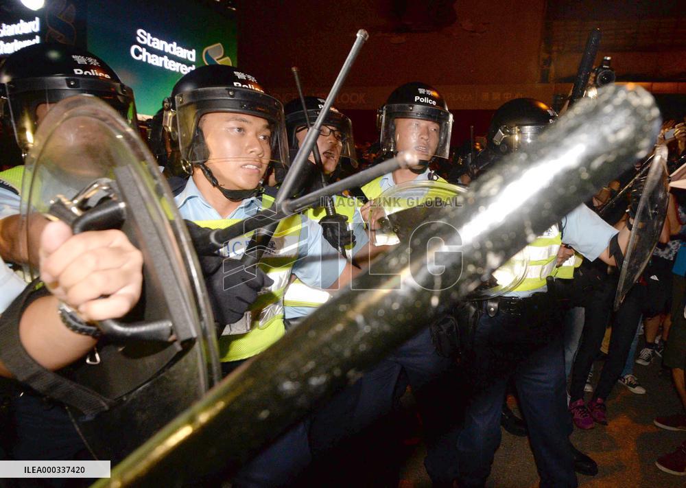 Hong Kong protesters install barricade